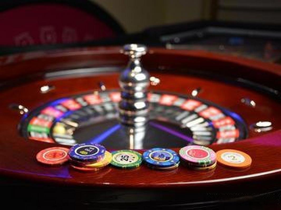 Pemain antusias menyaksikan sepak bola Liga 1 Indonesia di spinbet99